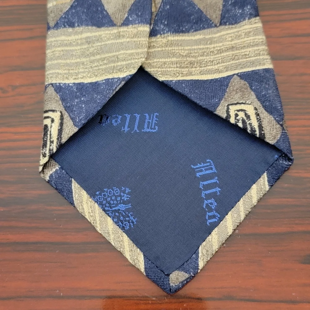 Allea Milano Designer In Italy 100%‎ Silk Artsy Mens Tie 58in long